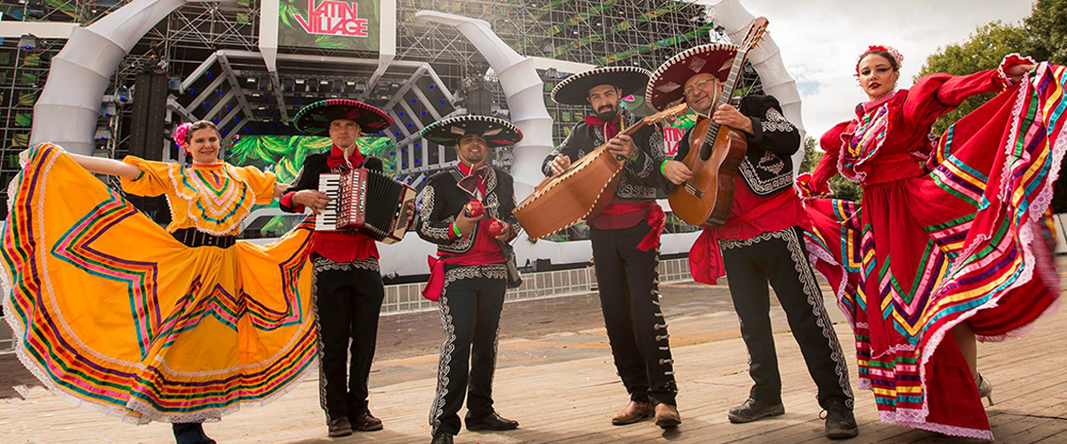 Kleurrijke pinata's, prachtige decoratie Mexicaanse livemuziek